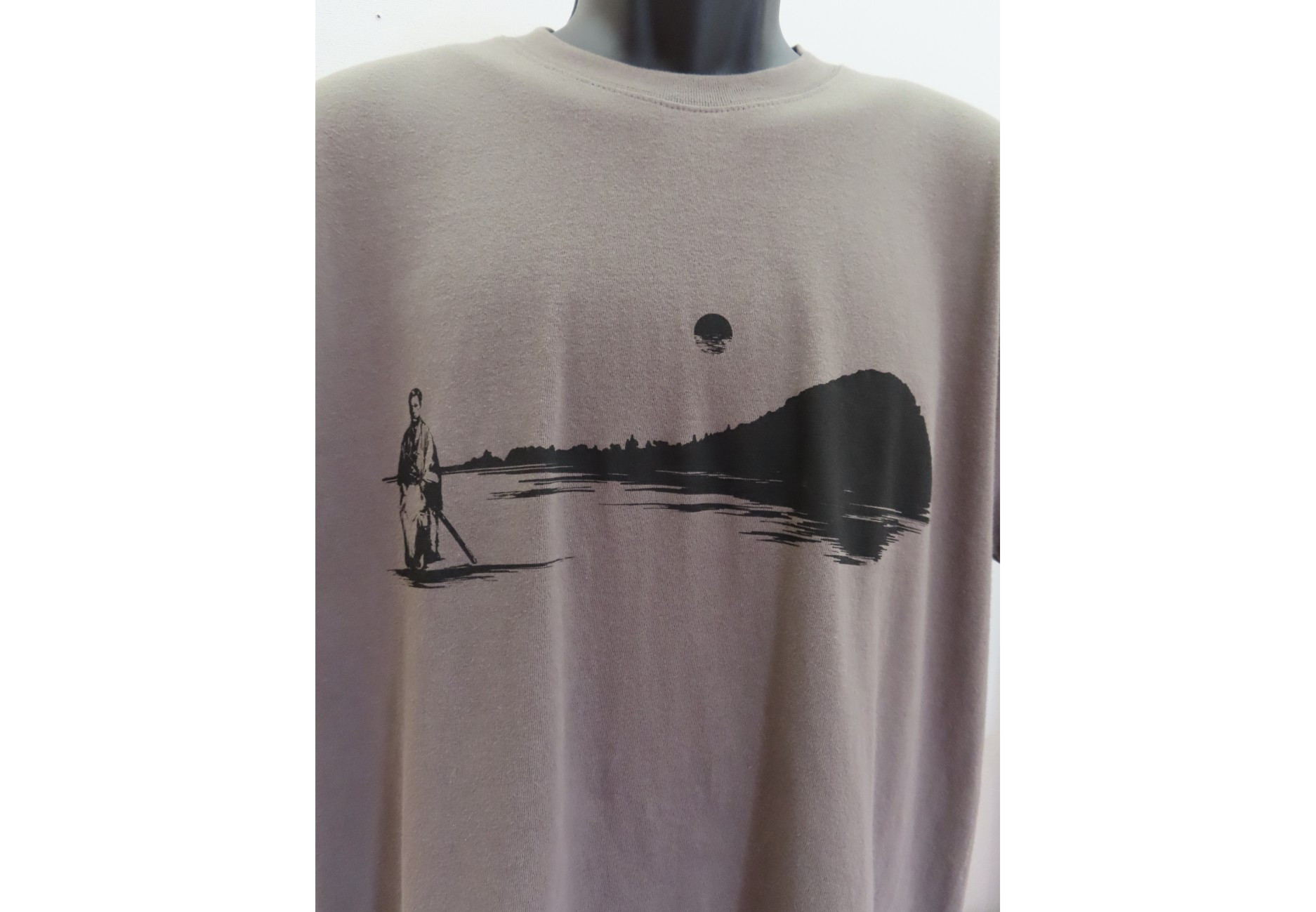 【萩博物館オリジナル】５高杉晋作の句入りTシャツ（Mｻｲｽﾞ）＆アクリルスタンドのセット