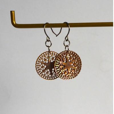 ふるさと納税 大和高田市 茶蝶貝「ベツレヘムパール風」ピアス |  | 01