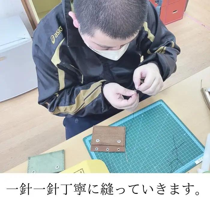 パスケース 茶色 【いわてひだまり農園】 ちゃいろ 茶 ブラウン 革 革製品 手作り 障がい者 支援 施設 手作業 イタリアンレザー レザー 牛ショルダー 牛革 おしゃれ シュリンク加工 シンプル ケ