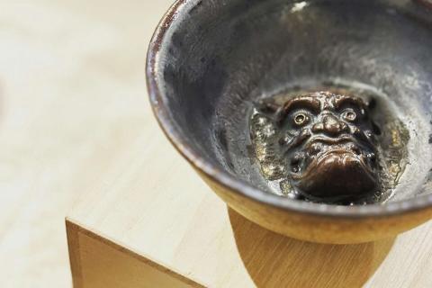 石見神楽の鬼面さかずき 瓦 瓦うつわ 盃 能面 石見神楽 伝統芸能 日本遺産 お祝い 贈り物 ギフト インテリア 陶器 【004_1326】