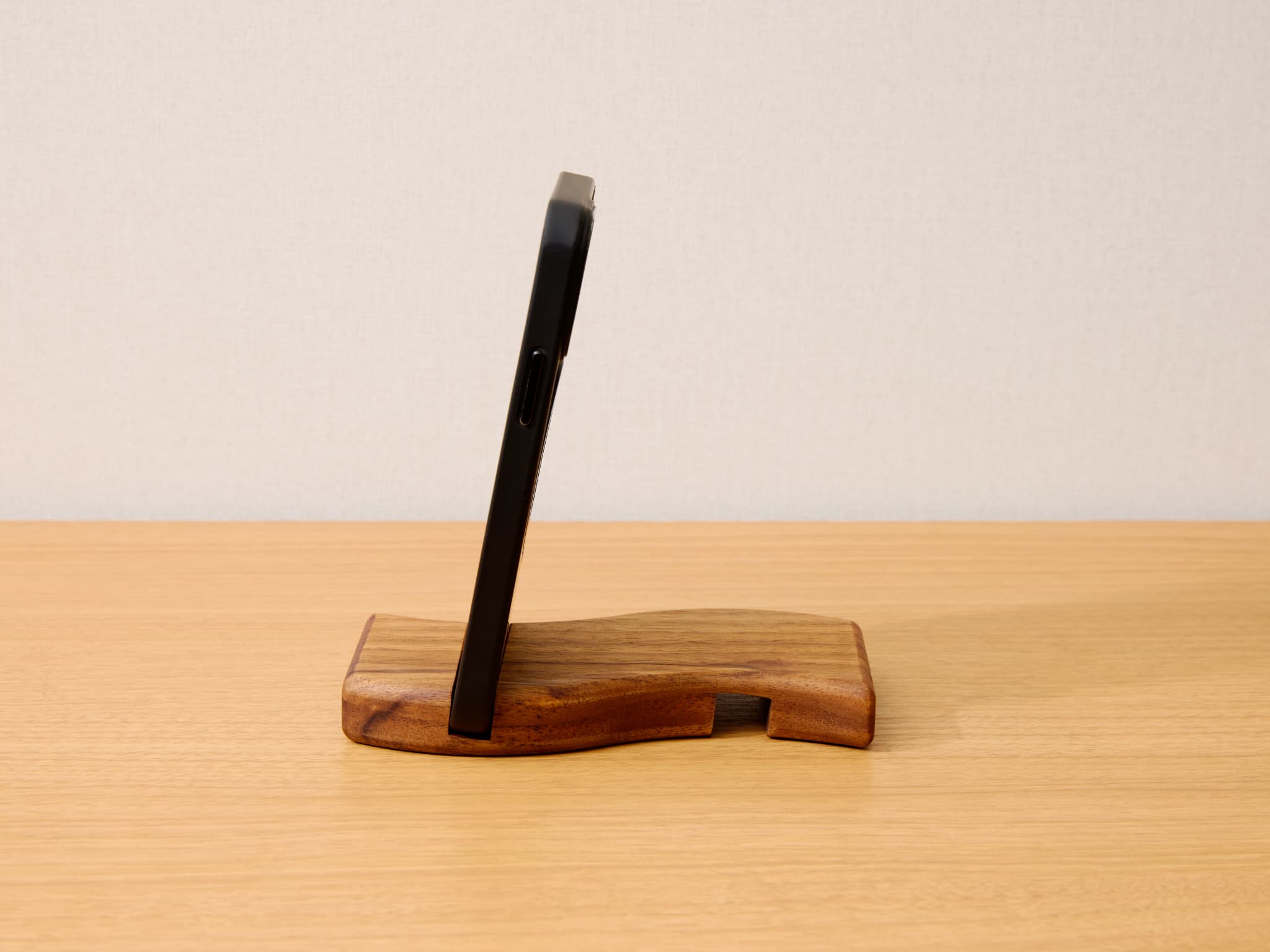 ウェーブ型木製スマホスタンド 　Wave wood mobile phone stand 天然木 スマートフォンスタンド 卓上スタンド 充電対応 在宅ワーク デスク周り インテリア雑貨 ナチュラルデザ