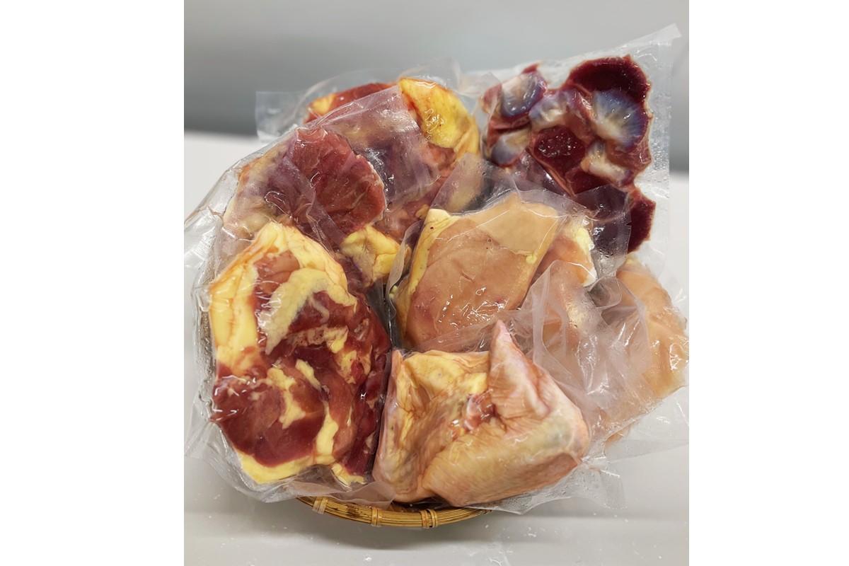 京都府京丹後産　京地鶏大満足セット（モモ肉・ムネ肉・手羽先・手羽元）　合計約1.6kg 鶏スキ鍋、親子丼、BBQなど　ZF00007