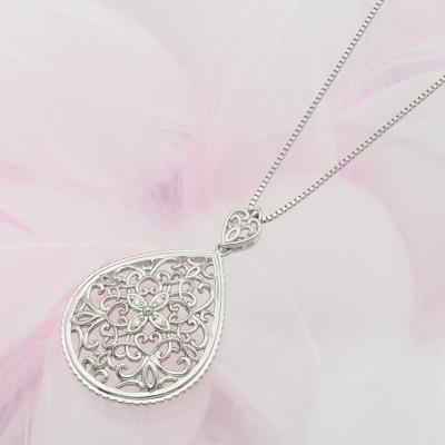 ふるさと納税 山梨県 PT900/PT850 0.02ctしずく型ダイヤモンドペンダント　HH018647 |  | 01