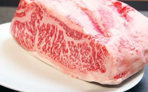 サーロインの肉塊から、ステーキ用に200gのお肉を2枚切り出してお届けします。