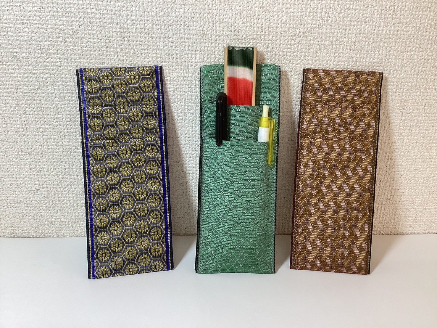
            畳の縁（へり）で作ったペン差しセット | 手作り 雑貨 小物  カラフル 文房具 筆箱 赤 青 緑
          