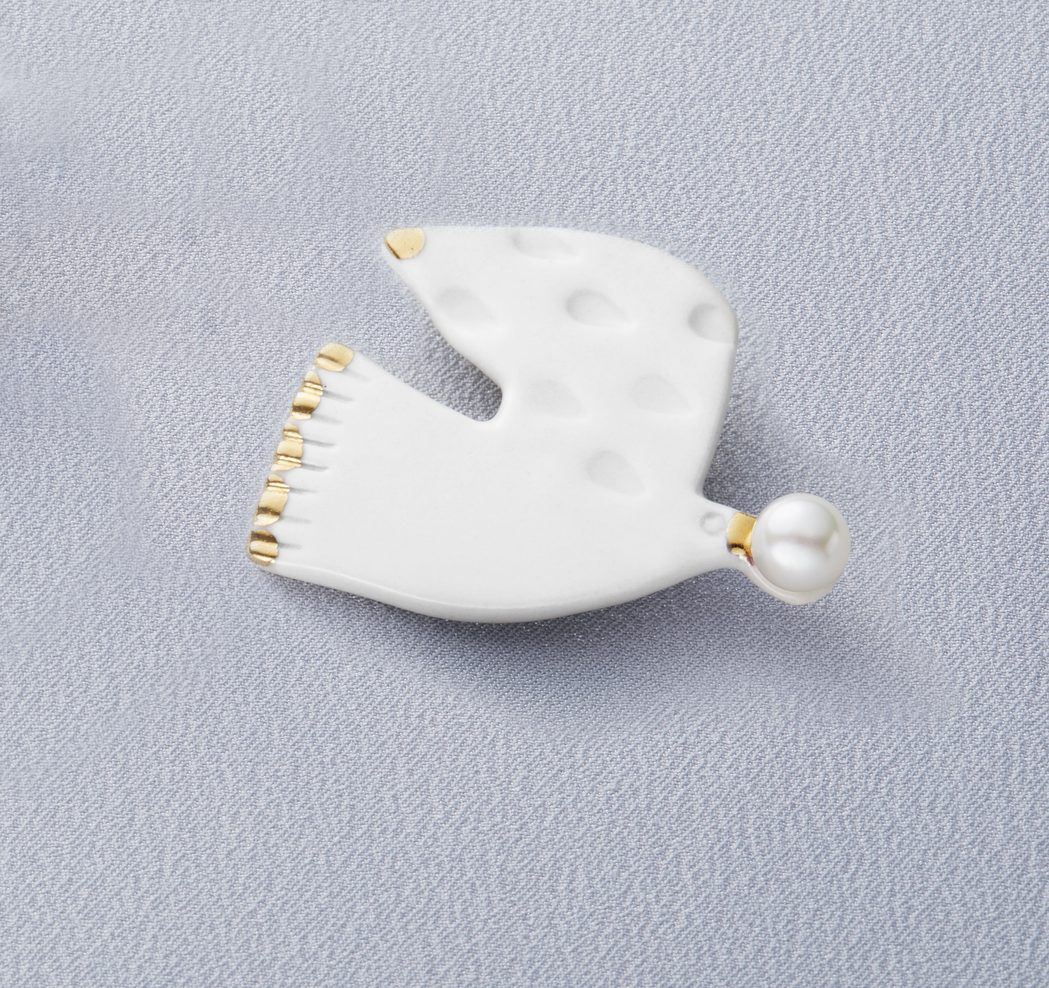 ＜明浜産 真珠ブローチ・鳥（白）＞ 保証書付き 8.0～8.5mm 純国産 高品質 アコヤ真珠 宇和海 パール アコヤ アクセサリー 陶器 ファッション レディース 小物 女性 誕生日 記念日 佐藤真珠 cosmic 愛媛県 西予市