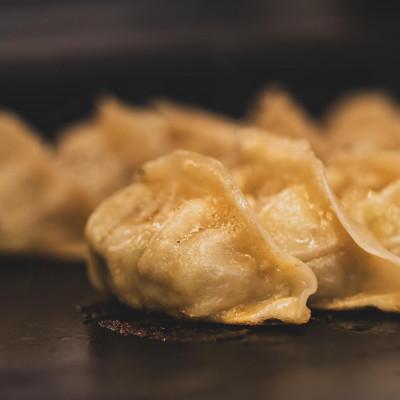 ふるさと納税 富良野市 ふらのをまるごと包む　富良野の餃子専門店シロナの冷凍生餃子(10ヶ入×3袋) |  | 02