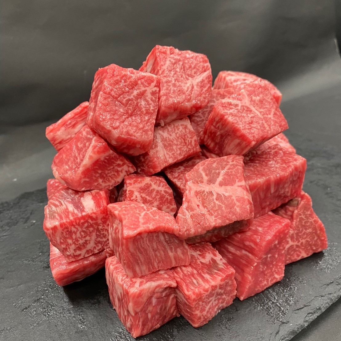 画像はイメージです。お届けする肉の量は700g。返礼品以外のものは含まれません。