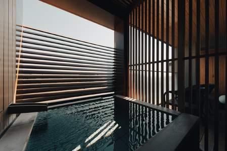 【道後御湯】平日限定＜露天風呂付きスイート＞1泊2食付き ペア宿泊券 | 温泉 旅行 トラベル チケット 宿泊 宿泊券 旅館 予約 観光 愛媛県 松山市 人気 おすすめ【HSH0022】