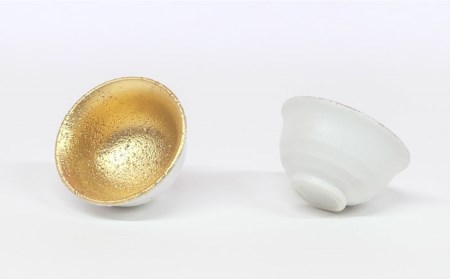 【美濃焼】白結晶金彩 徳利＆平盃セット【やまい伊藤製陶所】 酒器 酒器セット 徳利 2号 盃 平盃 お猪口 おちょこ 日本酒 ホワイト ゴールド 白 金 金彩 送料無料 [MCW005]
