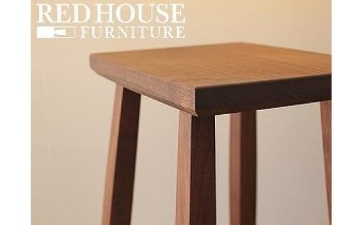 無駄を削ぎ落とした美しさ、キッチンに映える一脚