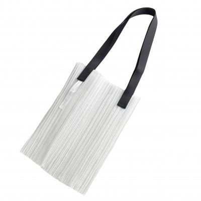 ふるさと納税 高松市 香川県産 プリーツバッグ・ストライプ・スモール[ブラック1点]　軽やかで上品な透け感のあるバッグ |  | 01