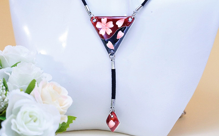 桜 トライアングル ペンダント 七宝焼 アクセサリー ネックレス ピンク さくら 首飾り 紐 レディース カジュアル ロングネックレス シンプル 服飾雑貨 ギフト 贈り物 伝統 工芸品 送料無料 尾張七宝協同組合 愛知県 あま市 