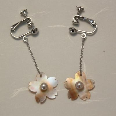 ふるさと納税 志摩市 貝と真珠　イヤリング【桜:マベ】