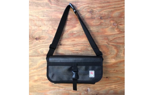 11-59DB　【SUWAプレミアム】FIRE HOSE PRODUCTS　ボディバッグ　ブラック（L）（パイピングカラー：こげ茶）／信州諏訪ガラスの里