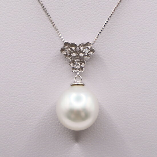【ふるさと納税】1956 【真珠科学研究所オーロラフェニックス鑑別書付】K18WG　南洋白蝶真珠11.9mm　ダイヤモンド0.043ct 　ペンダントネックレス