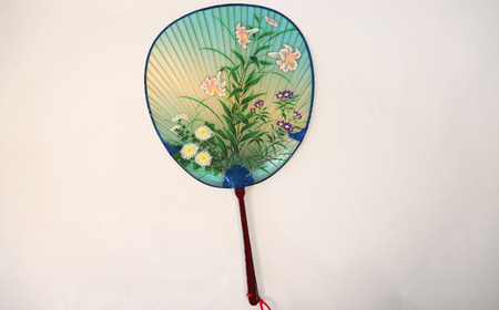 岐阜市特産の伝統工芸【岐阜うちわ】水うちわ(玉子形)百合柄 うちわ立て付き【美濃和紙】 団扇 手作り 伝統工芸品 岐阜市/住井冨次郎商店[ANBH003]