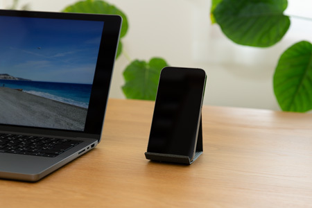 和紙のスマホスタンド iPhone 16 Pro 対応 スマホスタンド チャコールグレー 岩手県奥州市産 バンドシー Bandc for iPhone 16, 15, 14, 13, 12, 11, 