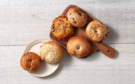 朝から並ぶ人気店！ 「つばめベーグル」6種のベーグルセット（くるみ・オニオンチーズ・チョコチップ・ブルーベリーレアチーズ・カレー・ごまチーズ）パン 食品 F21E-496