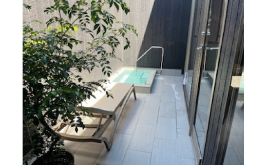 露天水風呂とラウンジャーでゆったりと外気浴をお楽しみください