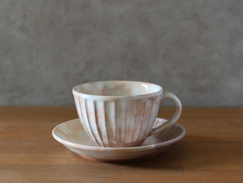 【ふるさと納税】コーヒーカップ セット 萩焼 しのぎコーヒーカップ＆ソーサー 御本手 工芸品 ティーカップ おしゃれ 陶器 お洒落 食器 おしゃれ食器 和風食器 ギフト 人気 モダン 和モダン かわいい 山口県 萩市 日本製 贈り物 プレゼント お祝い 高級感 上品 白色 ホワイト