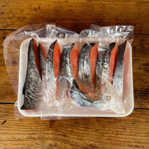 【中辛】【毎月6ヶ月 定期便】厚切り銀鮭 半身1枚 約10枚切【鮭 塩鮭 サケ 焼き魚 魚 おつまみ 惣菜 海鮮 珍味 お取り寄せ 御中元 お中元 お歳暮 父の日 母の日 贈り物 日本酒 焼酎】