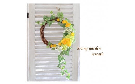 【イエロー】【完成品】 流れるアイビーとラナンキュラス ｢ スイング ガーデン リース ｣