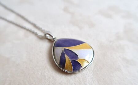 七宝焼ネックレス雫型《木の葉:紫黄》アクセサリー ジュエリー ネックレス ペンダント 装飾 工芸 工芸品 伝統工芸 伝統 七宝 七宝焼き しっぽうやき 焼き物 芸術 芸術品 受注生産 職人 職人技 作