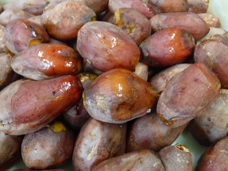 オーブンでじっくりと焼くと、お芋から【蜜・みつ】がこぼれてきます！