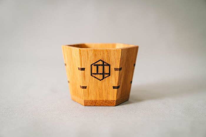 【ふるさと納税】 秩父市のウイスキー蒸溜所の熟成樽からつくられた六角枡 ／ 酒器 六角枡 木製 枡 杯 節目の贈り物 ウイスキー樽材 熟成樽 手作り 職人 おしゃれギフト 自宅晩酌 食卓演出 日本酒 焼酎 木目デザイン ます 酒 コップ 祝い 送料無料 埼玉県 No.482