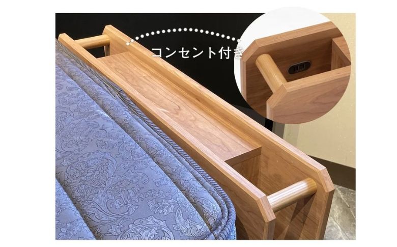 ・便利な1口コンセントとリモコンをかけて置けるバ－付き