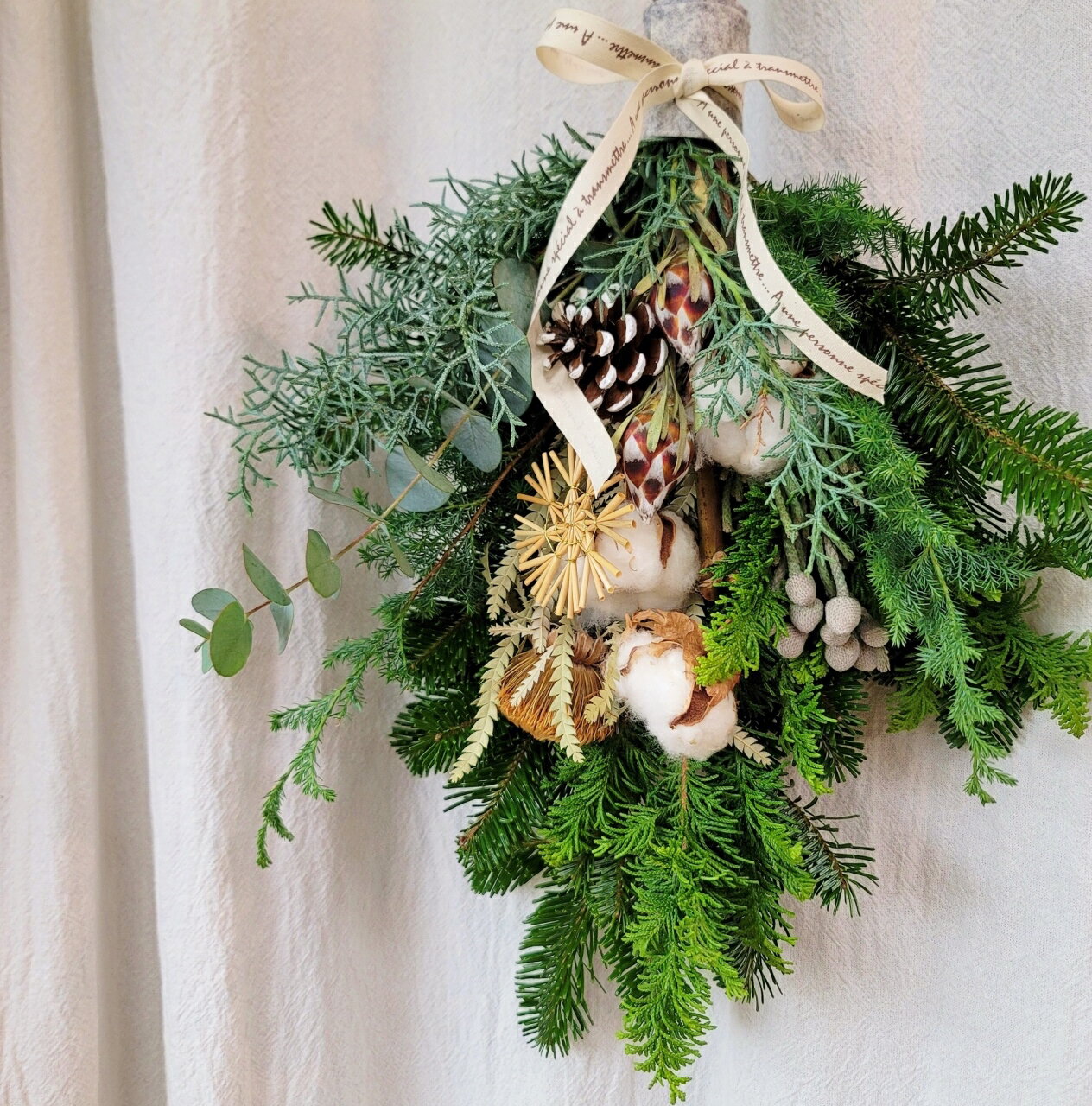 【ふるさと納税】 Xmas スワッグ 【しろいゆき】 新潟 阿賀 たけむら生花店 ｜季節 白 北欧 おまかせ インテリアグリーン ドライフラワー 花 贈り物 ギフト 送料無料 プリザ クリスマス プレゼント 壁掛け おしゃれ ナチュラル 期間限定 ※2025年11月中旬頃より順次発送