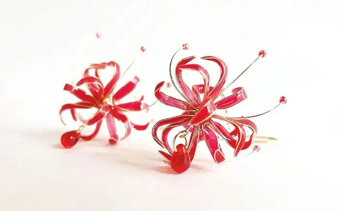 彼岸花の 耳飾り【合同会社かもめ】《対馬市》 ピアス イヤリング 彼岸花 花 耳飾り アクセサリー[WBP015]