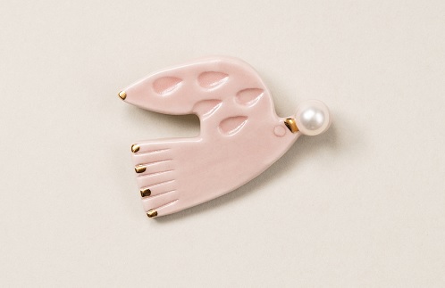 ＜明浜産 真珠ブローチ・鳥（桃色）＞ 保証書付き 8.0～8.5mm 純国産 高品質 アコヤ真珠 宇和海 パール アコヤ アクセサリー 陶器 ファッション レディース 小物 女性 誕生日 記念日 佐藤真珠 cosmic 愛媛県 西予市