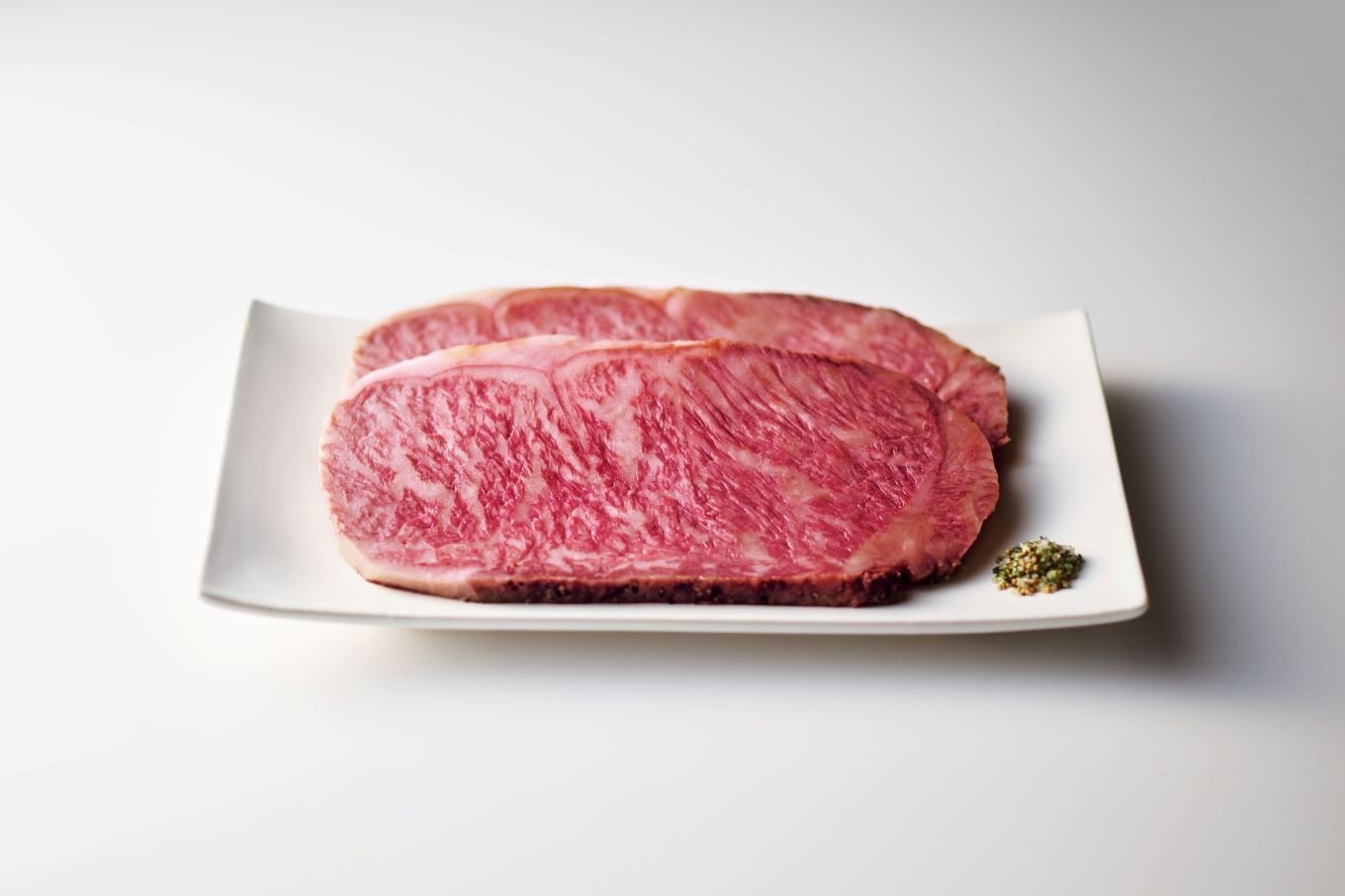 
            八重霞＜結＞奥出雲和牛のローストビーフ サーロイン400g（スライス4枚）＆八雲塩【奥出雲和牛 国産 黒毛和牛 冷凍 ローストビーフ  万能塩 贈答用 おもてなし ギフト 贈答 人気 D-128 】
          