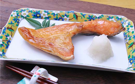 釧路市のうまいもん詰め合わせセット 紅鮭カマ 糠さんま たらこ切子 ほっけ ラムジンギスカン しゅうまい ショッパーズ菱光 菱光 _F4F-8268