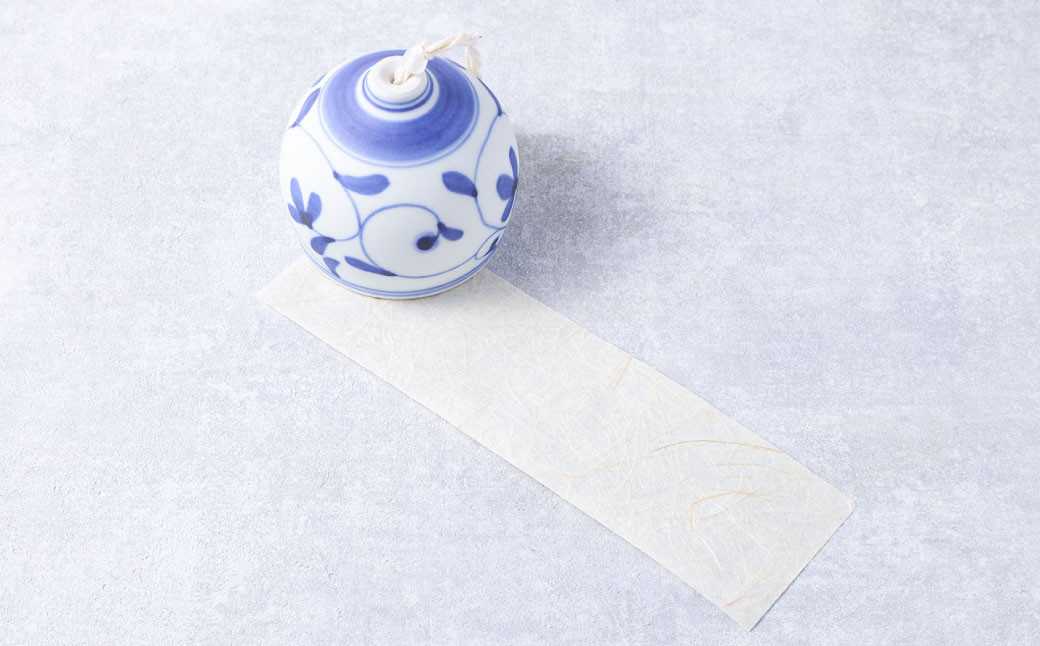 染付草文 風鈴 ふうりん 砥部焼 陶磁器 工芸 インテリア 和風 和紙 日本製【えひめの町（超）推し！（砥部町）】（509）