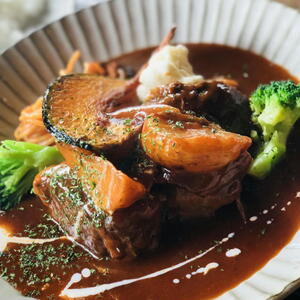 濃厚 手作り デミグラスソース の プレミアム ビーフシチュー 4食セット 計1.4kg（1食350g×4個） 国産ビーフシチュー デミグラスビーフシチュー プレミアムビーフシチュー 逸品ビーフシチュ