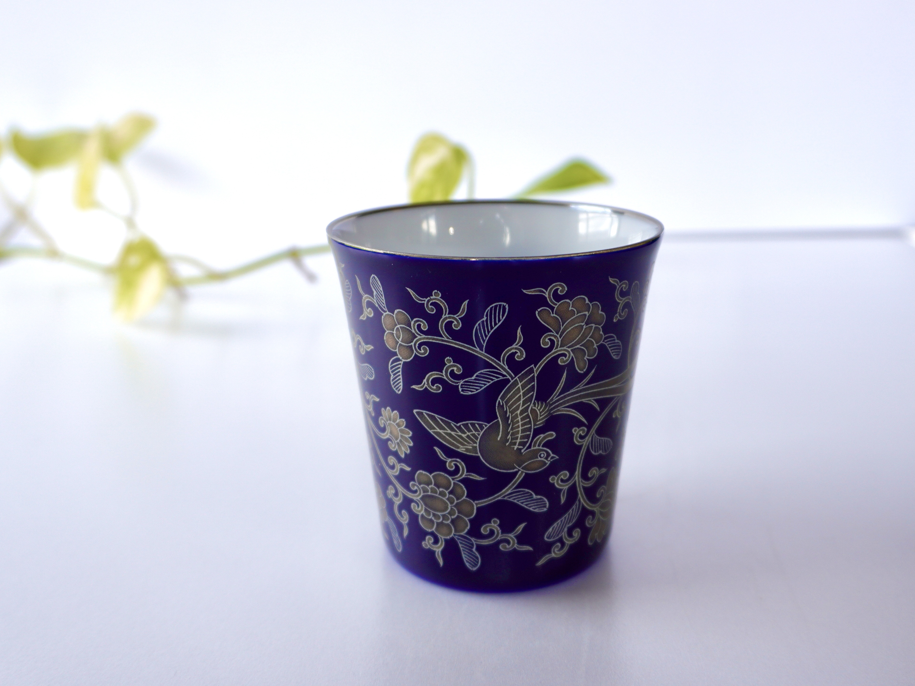 
            【香蘭社】ルリ花鳥唐草文 フリーカップ(高8.5×口径8cm 容量250cc（満水） 電子レンジ 不可)
          
