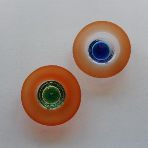 【ふるさと納税】【RYUKYU GLASS WORKS 海風】残波の夕日ディーププレート青・緑（2枚セット） ☆ 読谷村 琉球ガラス 食器 セット商品 色違い有 ガラス工房 GALA青い海 沖縄 伝統工芸品 プレゼントに 手作り 人気商品 キレイ 夕焼け ギフトに 2枚組 オススメ 涼し気