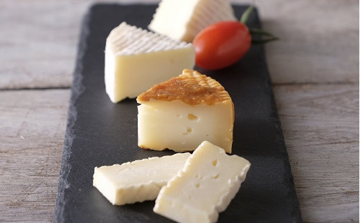 なかさつないカマンベール、田楽みそ漬けカマンベールに中札内産トマトを添えて。