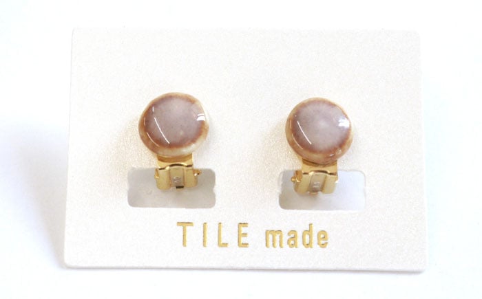 
            【美濃焼】 薄茶むら タイル イヤリング 直径10mm 瑞浪市 / TILEmade タイル アクセサリー ハンドメイド [AZCD067]
          