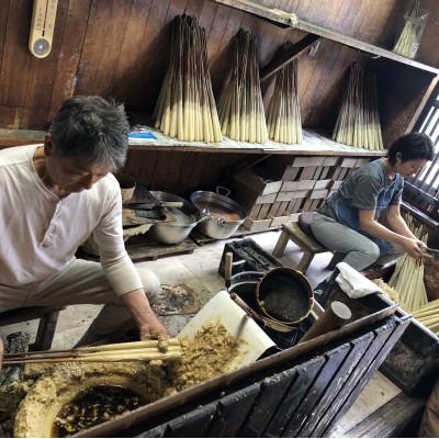 ふるさと納税 岡崎市 朱　コロー25本入り(約10cm)全工程手作り国内産ハゼの実蝋100%使用〈伝統工芸品　和ろうそく〉 |  | 02