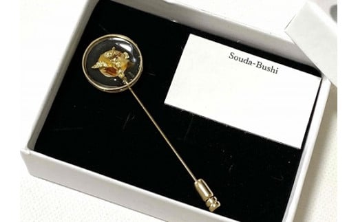 ピンブローチ（ラメ風宗田節入りのレジンアクセサリー）ハンドメイド シンプル スーツ スカーフ カジュアル かわいい 結婚式 アクセント お洒落 オリジナル キラキラ ゴールド かつお節【R00427】