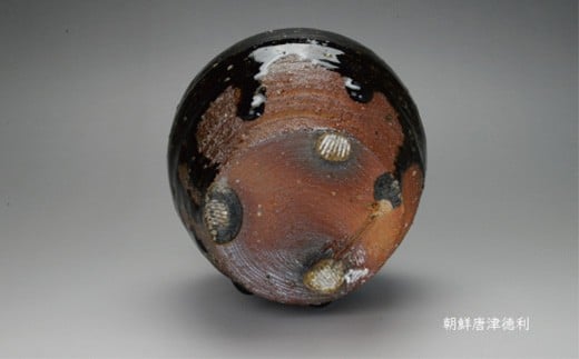 黒と白の美しいコントラストが魅力の徳利です。