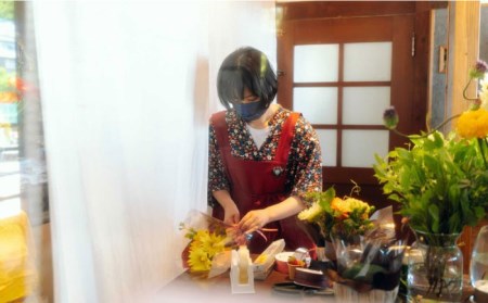 【木造駅舎にあるお花屋さん】（3回定期便）春の定期便 アレンジメントコース【ミドリブ】/花 生花 インテリア 雑貨 ギフト 贈答[BBR016]