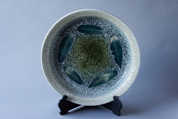 
                  23-190　網田蒼土窯　栗葉五ツ葉大皿　熊本県伝統的工芸品
                