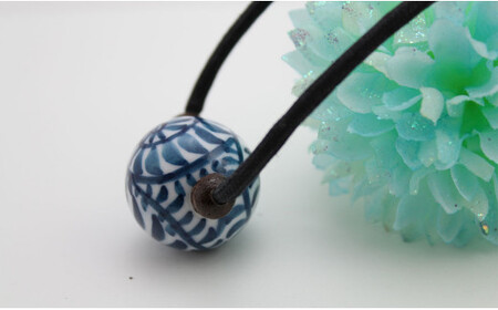 A20-305 二宮閑山 有田焼磁器玉ペンダント たこ唐草