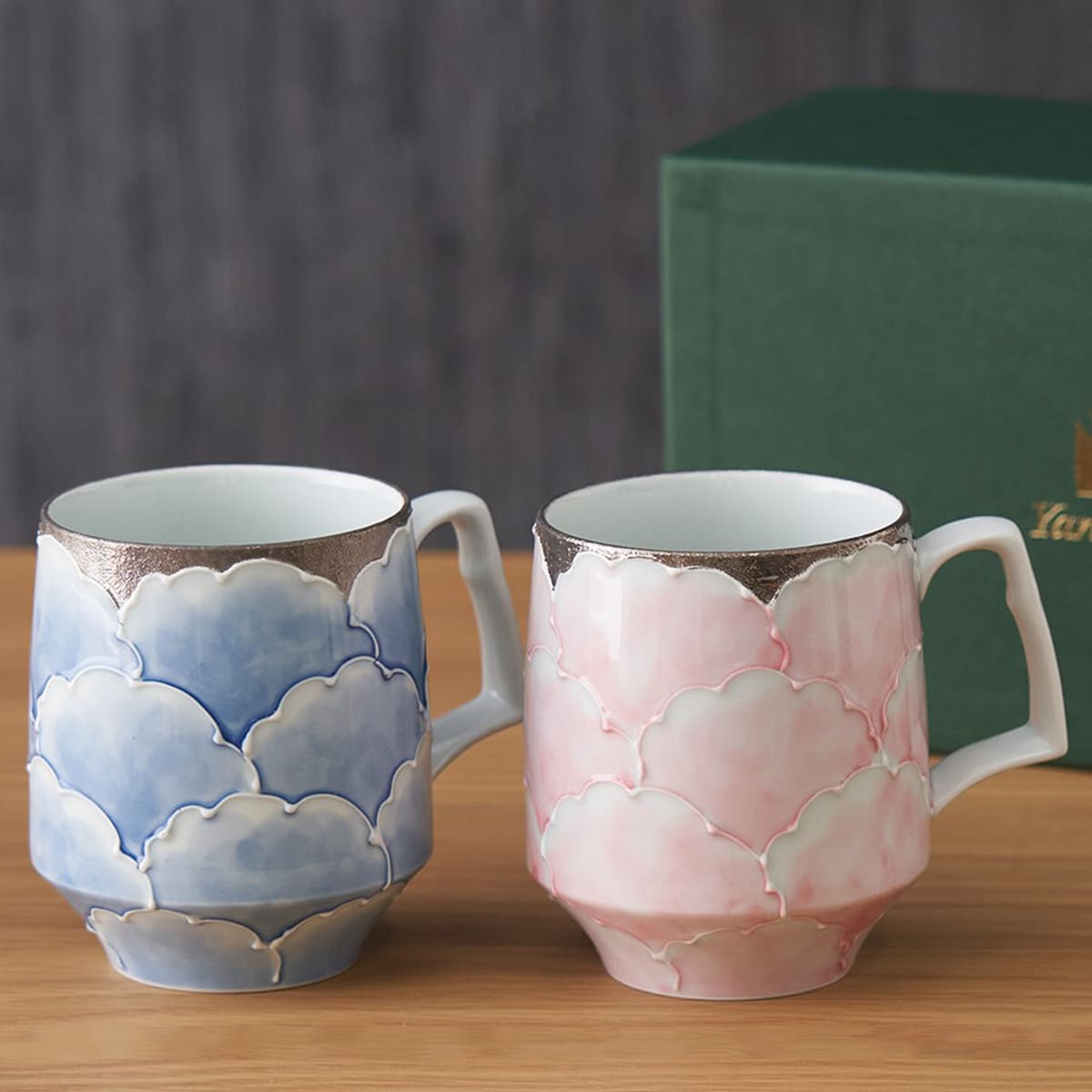【ふるさと納税】プラチナ牡丹モーニングマグカップ（ピンク・ブルー）ペア 柳屋 和食器 有田焼 食器 うつわ 器 ぼたん 花 プラチナ かわいい おしゃれ マグ カップ コーヒーカップ 2個セット ペアセット ギフト 贈答 du004