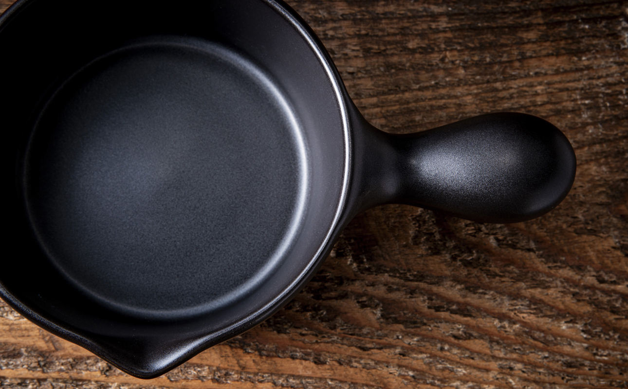 【萬古焼(ばんこやき)】Handmade土鍋 弥生陶園　職人が一つ一つ丁寧に成形し焼き上げる、こだわりの土鍋ミルクパン　土鍋の国内生産80％のシェアを誇る伝統の萬古焼　TS-702　土鍋ミルクパン（黒